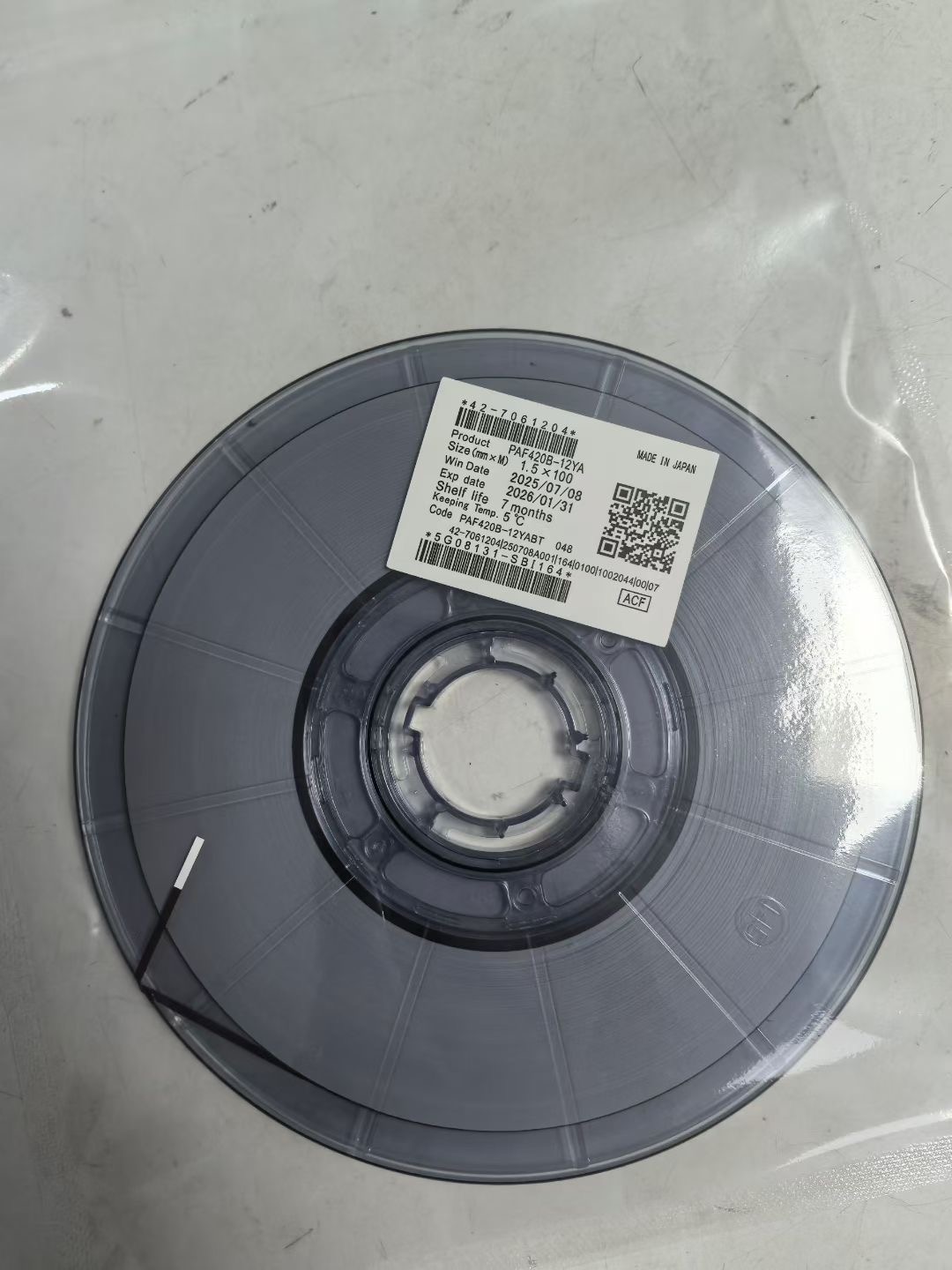 ACF (Anisotropic Conductive Film) ialah bahan utama yang sangat diperlukan dalam penghasilan skrin LCD.